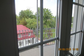 Вид на балкон и во двор